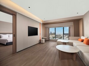 Phòng Suite, 1 phòng ngủ | Chăn bông, bàn, khu vực làm việc phù hợp cho laptop, màn/rèm cản sáng 