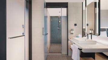 Chambre Standard, 1 trĂšs grand lit (Extra Floor Space) | Salle de bain | Articles de toilette gratuits, sĂšche-cheveux, chaussons