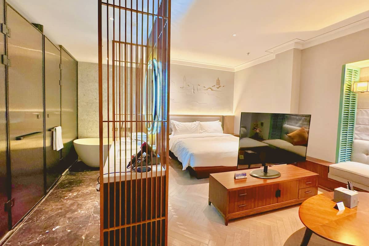 Suite, 1 King Bed