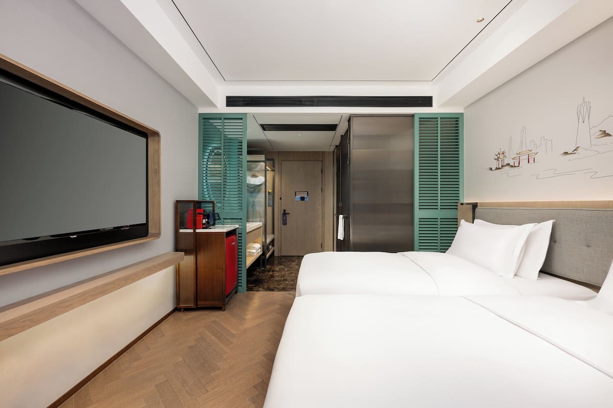 Premium bedding, down comforters, free minibar, in-room safe