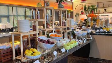 Petit déjeuner buffet servi tous les jours en supplément
