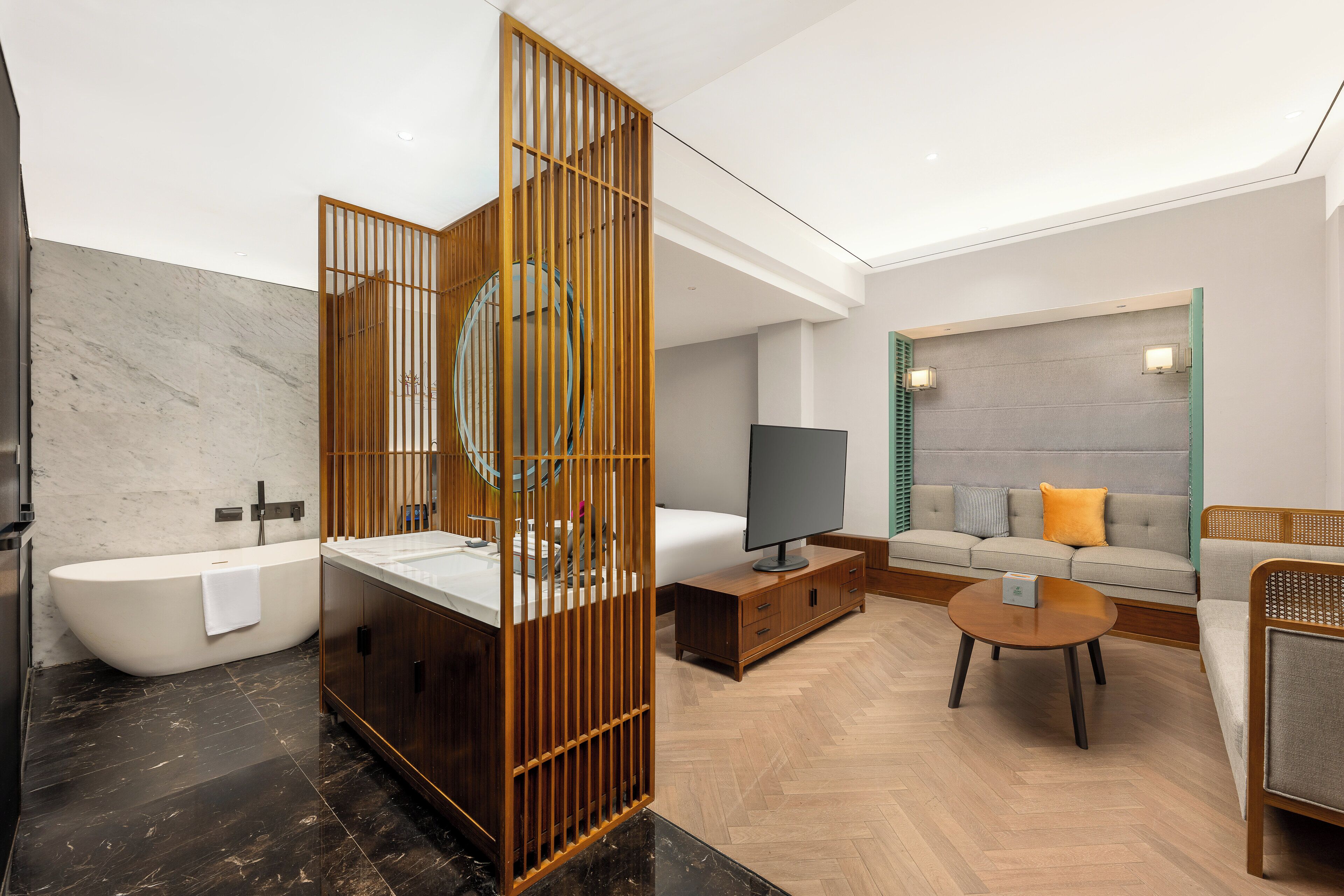 Sviitti, 1 suuri parisänky | Ilmaiset minibaarituotteet, tallelokero huoneessa, pimennysverhot