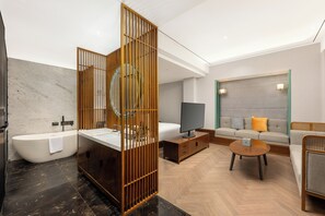 Minibar con artículos gratuitos y caja de seguridad en la habitación