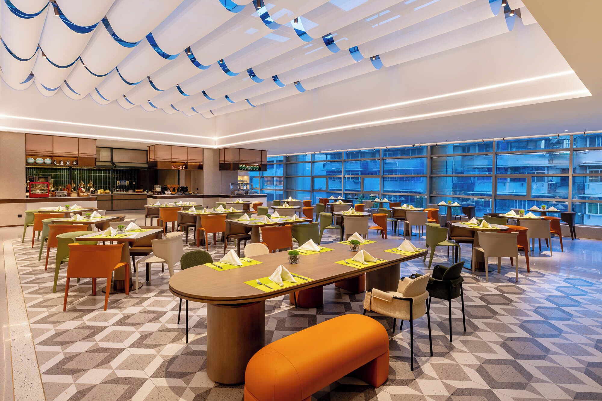 Daily buffet breakfast (CNY 68 per person)