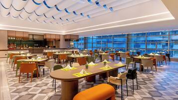 Daily buffet breakfast (CNY 68 per person)