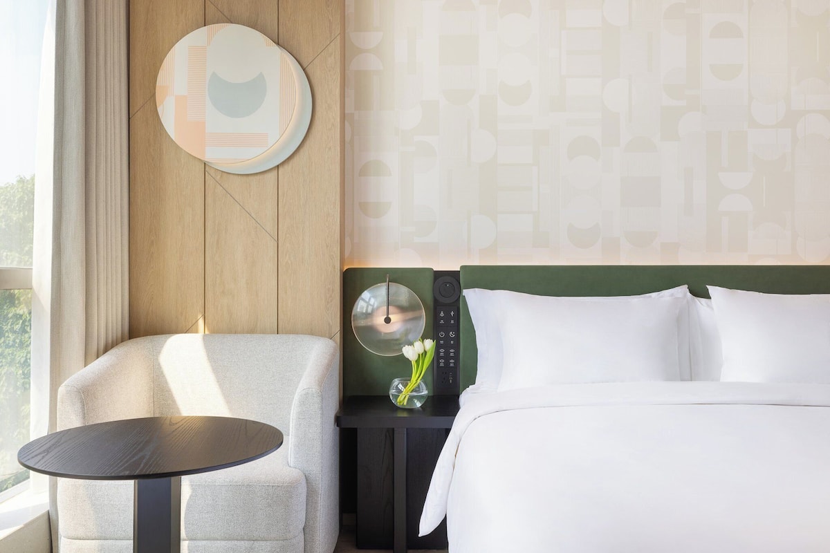 1 King Standard | Down duvets, minibar, individually furnished, desk