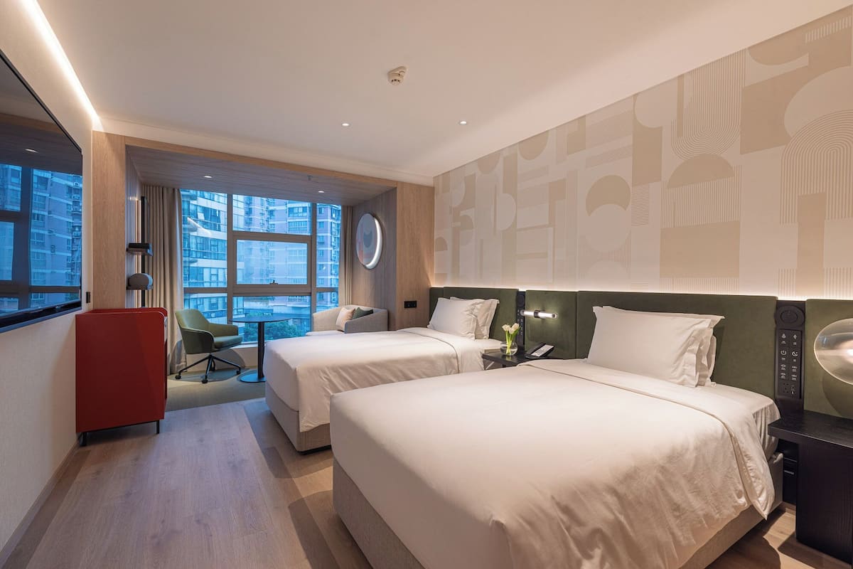 Quarto standard, 2 camas de casal, vista para a cidade | Edredons de pluma, frigobar, individualmente mobiliados, escrivaninha