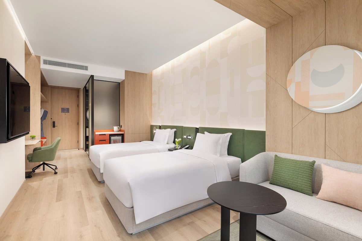 Habitación Premium, 2 camas dobles | Edredones de plumas, minibar, mobiliario individual y escritorio