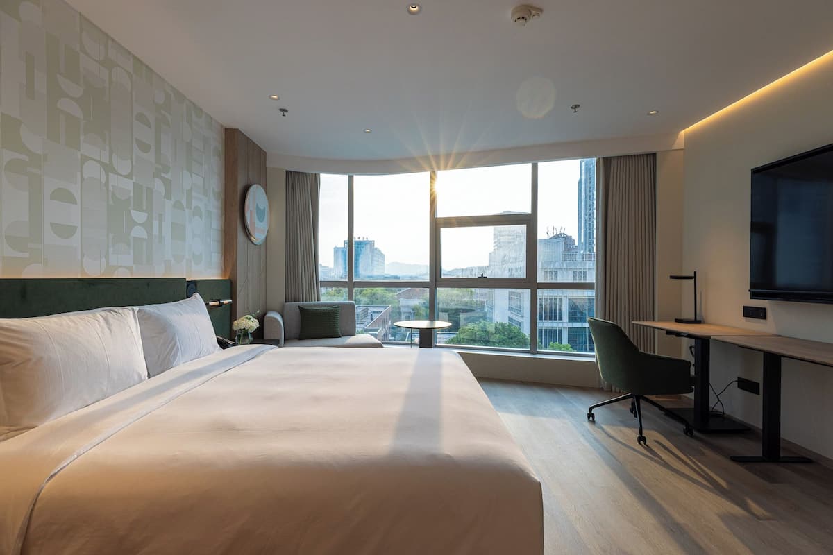 Quarto standard, 1 cama King, vista para a cidade | Edredons de pluma, frigobar, individualmente mobiliados, escrivaninha