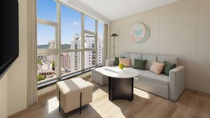 Suite, 1 cama de matrimonio grande, vistas al lago (w Sofa Bed) | Edredones de plumas, minibar, escritorio y cortinas opacas