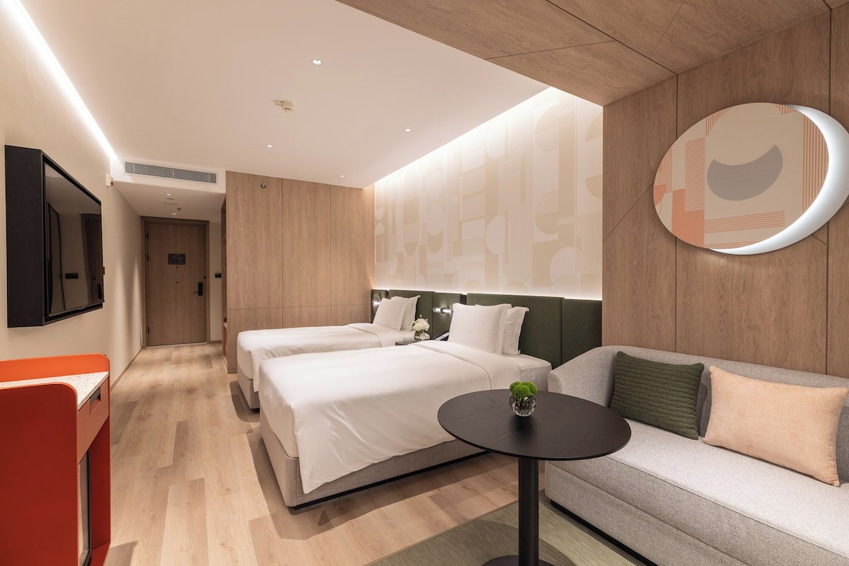 Quarto standard, 2 camas de casal | Edredons de pluma, frigobar, individualmente mobiliados, escrivaninha