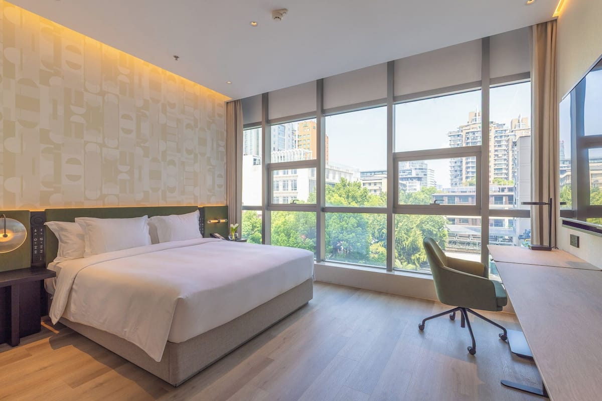 Quarto premium, 1 cama King, vista para a cidade | Edredons de pluma, frigobar, individualmente mobiliados, escrivaninha
