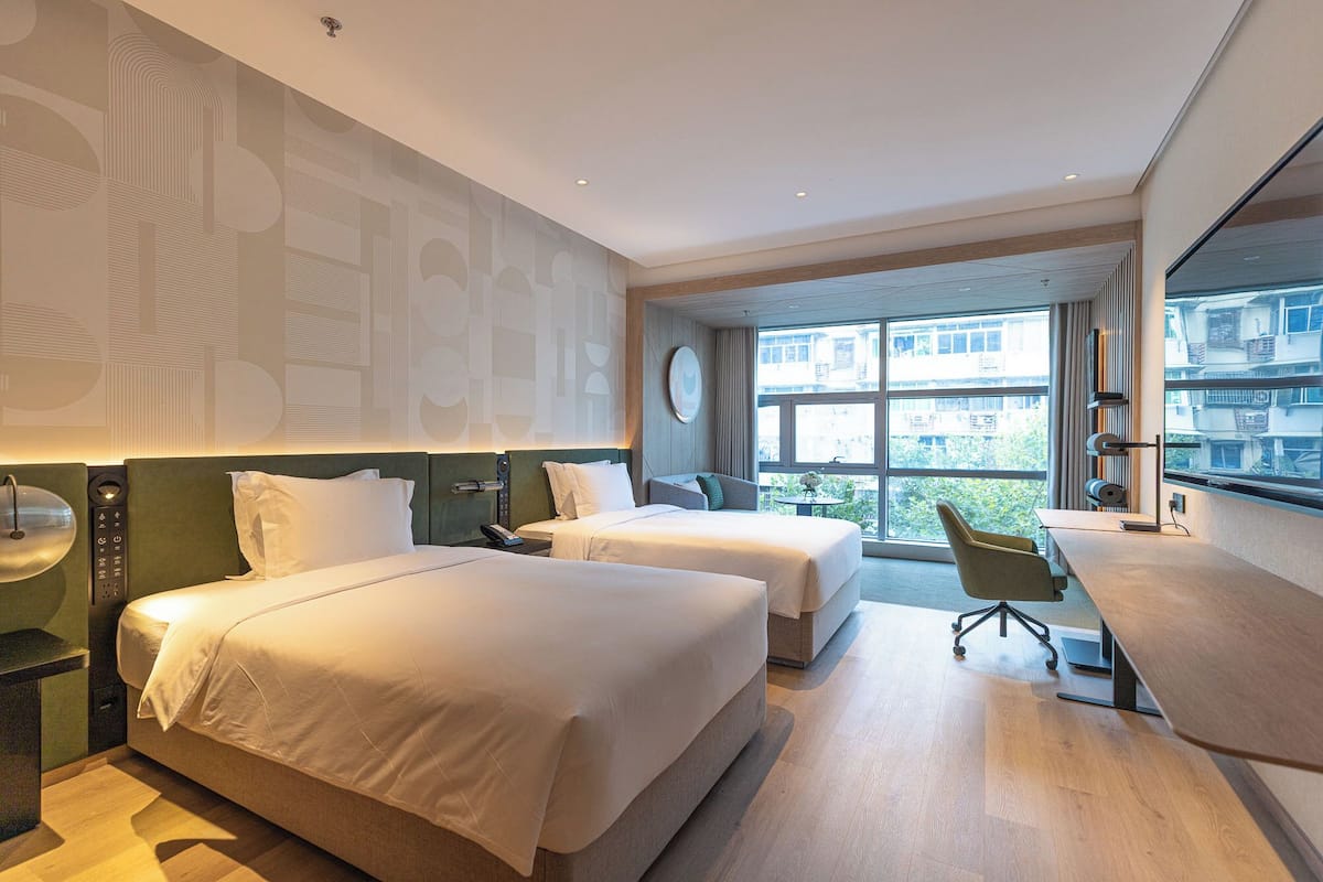 Quarto premium, 2 camas de casal, vista para a cidade | Edredons de pluma, frigobar, individualmente mobiliados, escrivaninha