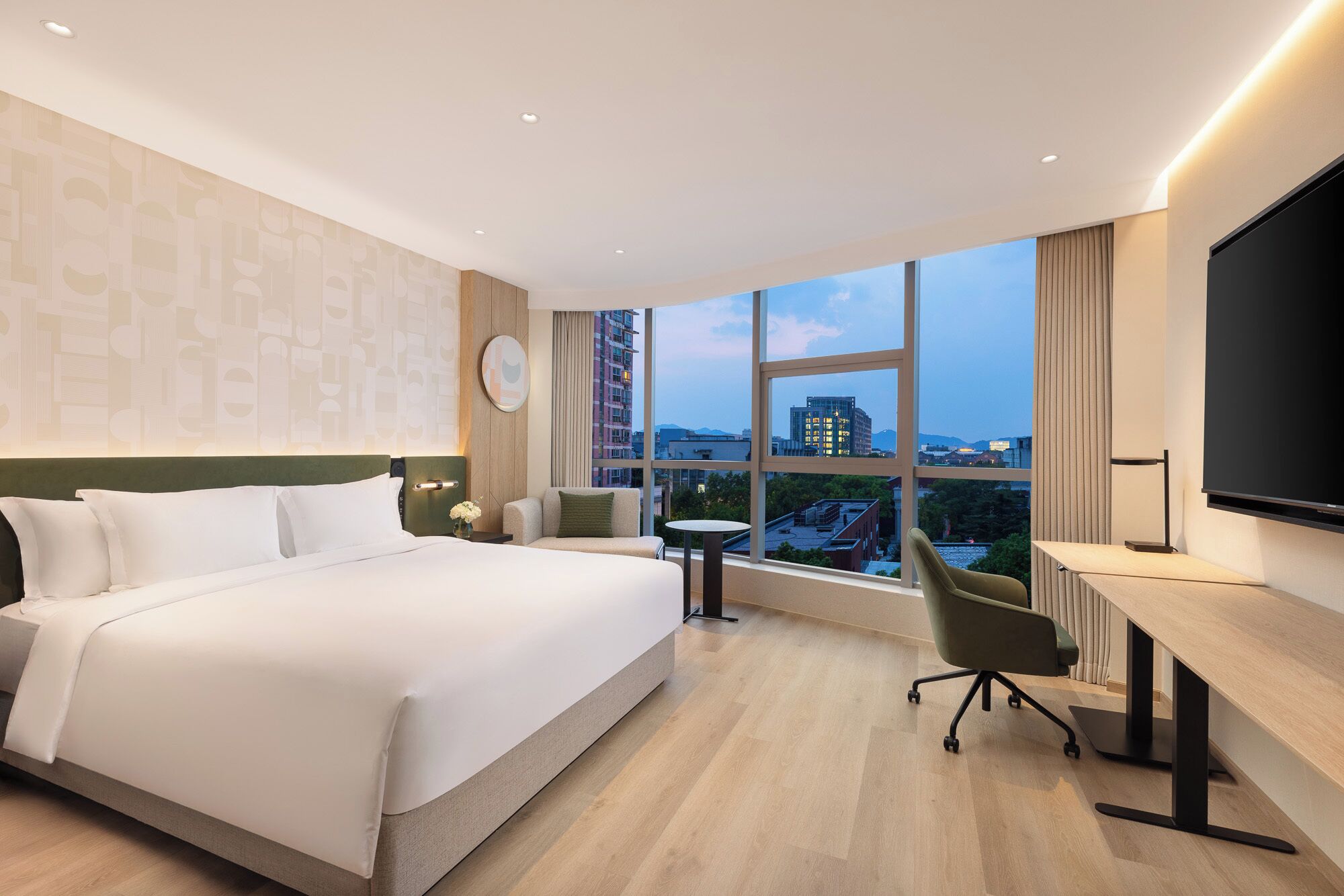 1 King Standard City View | Down duvets, minibar, individually furnished, desk