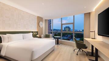 1 King Standard City View | Down duvets, minibar, individually furnished, desk
