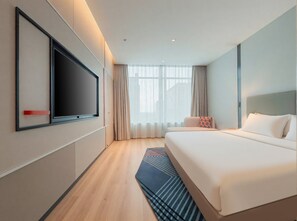 Suite, 1 habitación (Stocked Minibar Included) | Edredones de plumas, escritorio, espacio para trabajar con un portátil