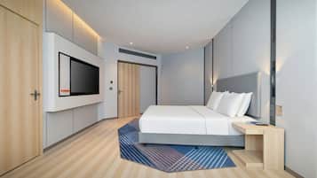 Cubrecamas, escritorio y espacio para trabajar con laptop