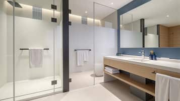 Suite, 1 chambre (Stocked Minibar Included) | Salle de bain