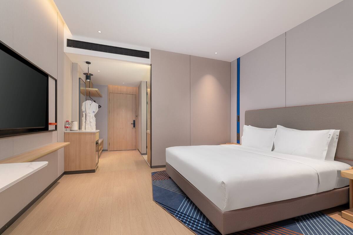 Quarto standard, 1 cama King (Stocked Minibar Included) | Edredons de pluma, escrivaninha, espaço de trabalho para notebook