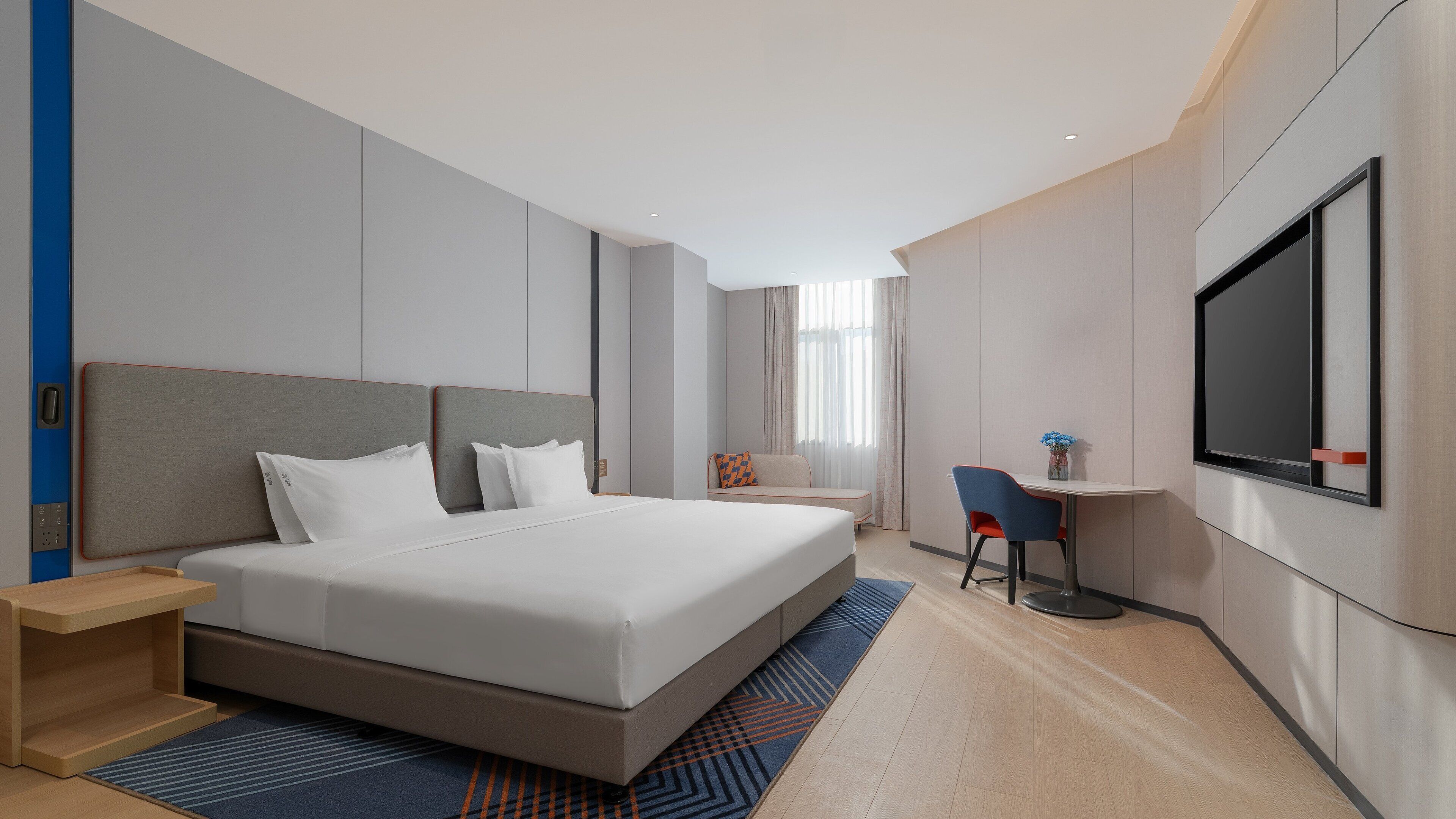 Habitación estándar, 1 cama de matrimonio grande (Stocked Minibar Included) | Edredones de plumas, escritorio, espacio para trabajar con un portátil