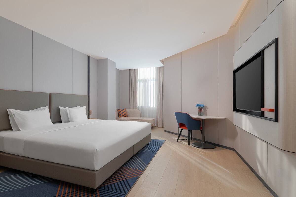 1 King Standard Stocked Minibar Included