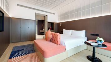 Standard Room, 1 King Bed, Oceanfront | Minibar (free items), in-room safe, desk, blackout drapes