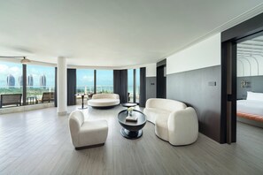 Minibar với thức uống miễn phí, két bảo mật tại phòng, bàn 