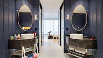 Minibar con snack e bevande gratuite, una cassaforte in camera