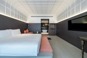 Minibar với thức uống miễn phí, két bảo mật tại phòng, bàn 