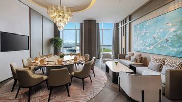 3 restaurants; breakfast and dinner served