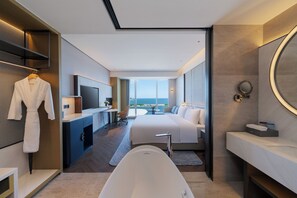 Standaard kamer, 1 kingsize bed, uitzicht op zee | Een minibar, een kluis op de kamer, een bureau, een laptopwerkplek