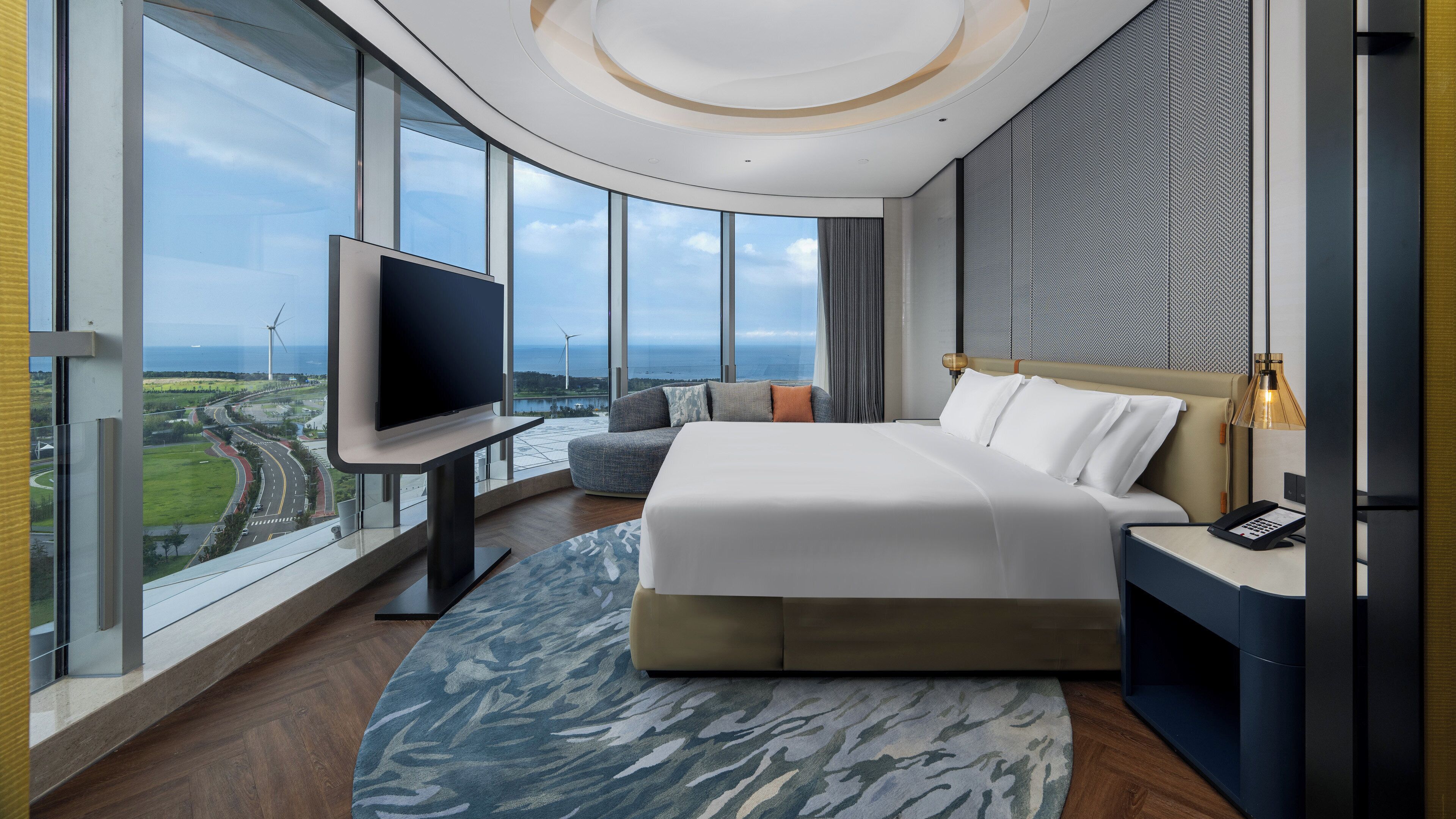 Suite familiar, vistas al mar | Minibar, caja fuerte, escritorio y espacio para trabajar con un portátil