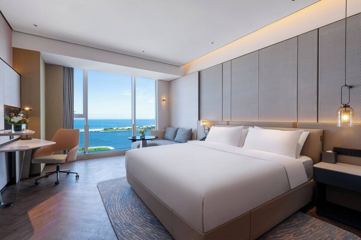 Standard Room, 1 King Bed, Sea View | Minibar, in-room safe, desk, laptop workspace