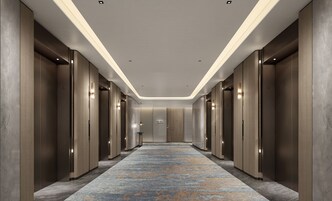 Un pasillo moderno de hotel con alfombra estampada, iluminación empotrada y paneles de madera.