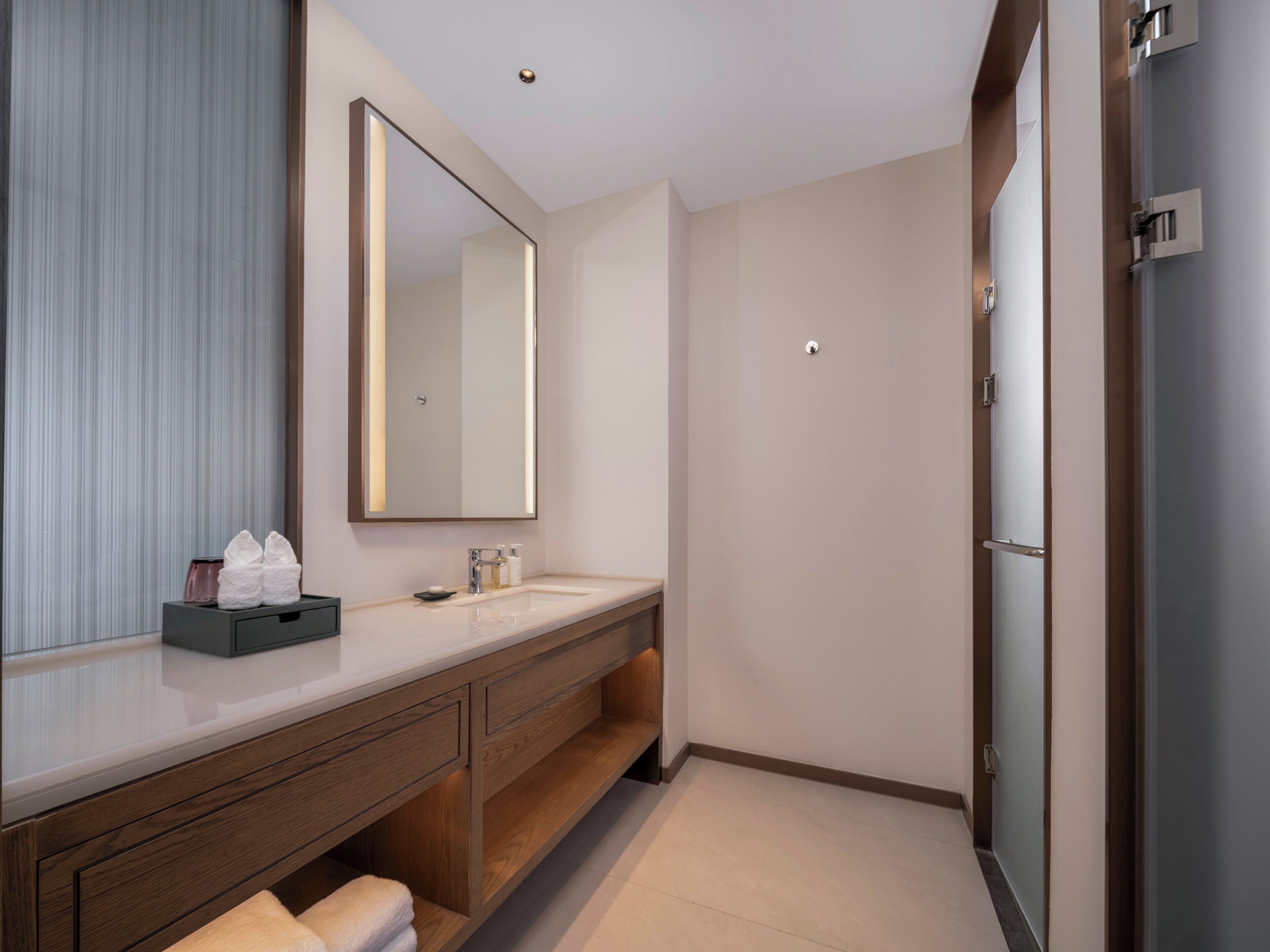 Standard Room, 1 King Bed, Garden View (Furnished Balcony) | Free cribs/infant beds, free WiFi, bed sheets