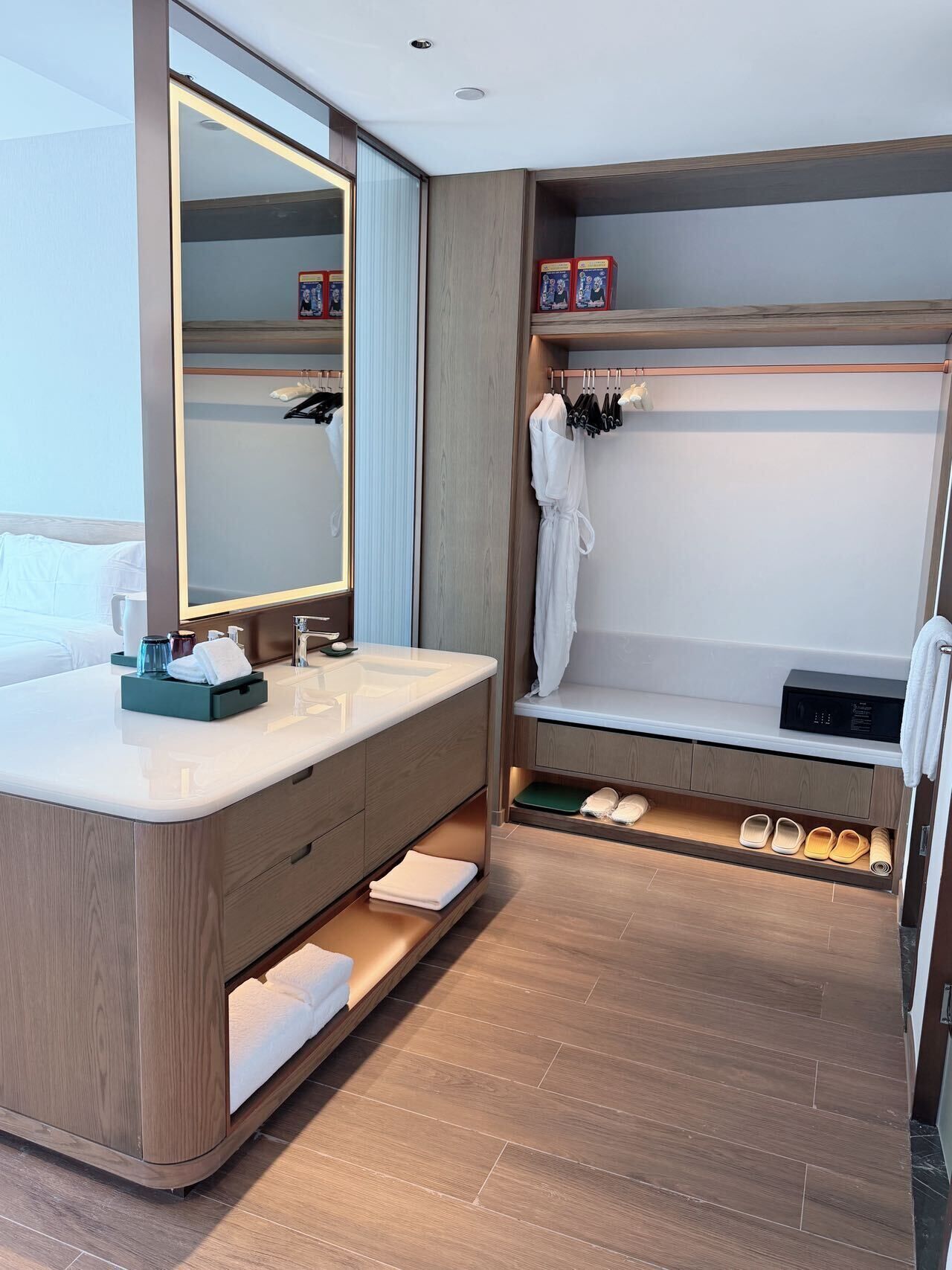 Standard Room, 1 King Bed, Balcony, Sea View | Bathroom