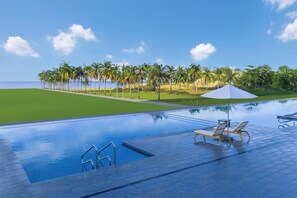 Kolam renang outdoor, dengan payung kolam renang