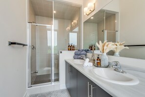 Dusche, Haartrockner, Handtücher, Seife