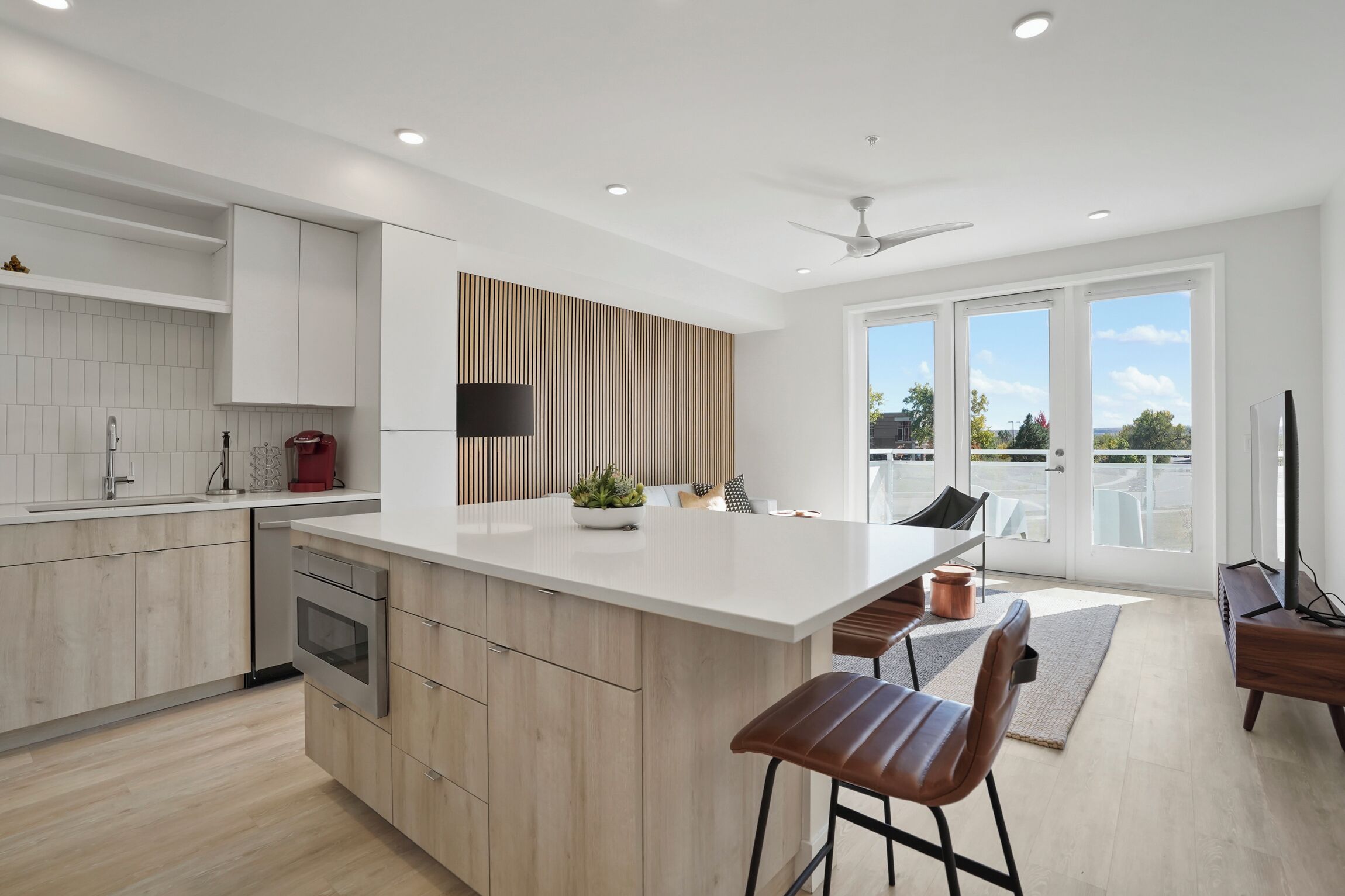 Mikrobølgeovn, ovn, kokeplater og oppvaskmaskin