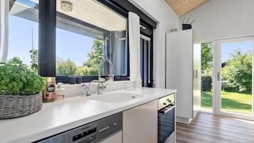 Parrilla de estufa, lavavajillas y cafetera y tetera