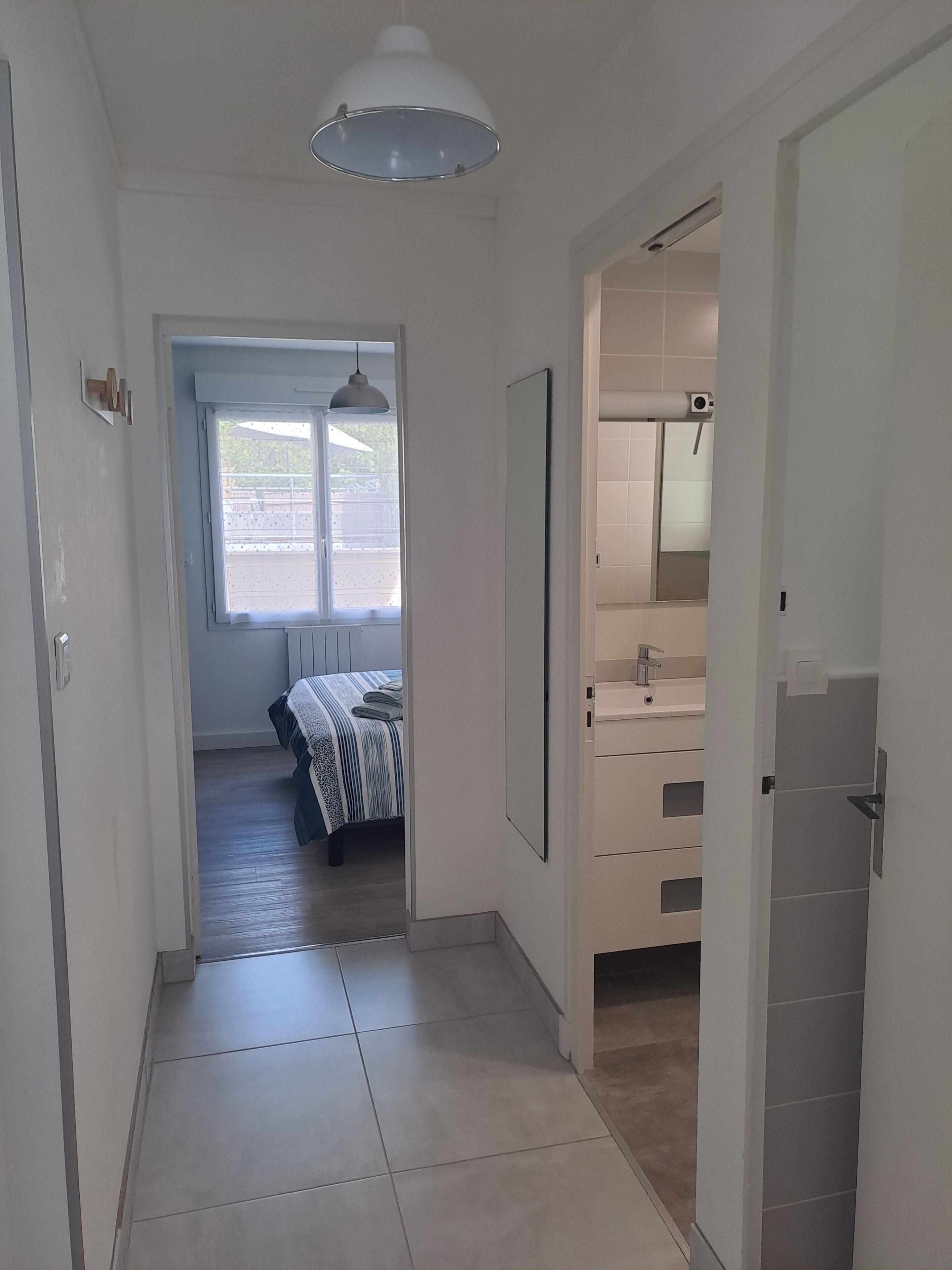 2 bedrooms, iron/ironing board, WiFi
