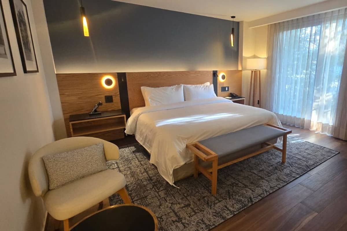 Chambre Standard, 1 trĂšs grand lit, vue sur la ville