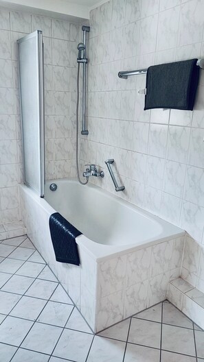 Sèche-cheveux, serviettes fournies, savon, papier toilette