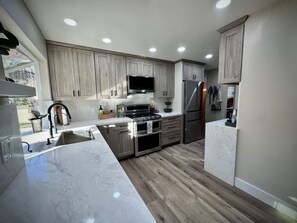 منزل | 4 عدّة غرف نوم وخدمة الإنترنت