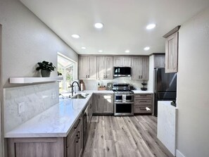 Private kitchen - Crestview Oceanside - Family-friendly Private Yard (Oceanside)