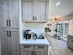 4 bedrooms, desk, Internet - Crestview Oceanside - Family-friendly Private Yard (Oceanside)