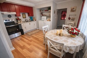 Dining - Sandcastle Downtown I Laundry -Smart TV- Kureg- Near YMCA Highway & Hospitals (Pittston)