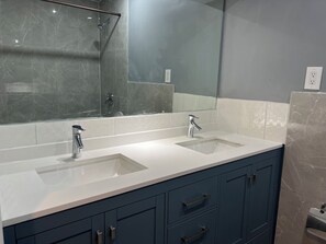 Toalhas de banho, sabonete, papel higiênico