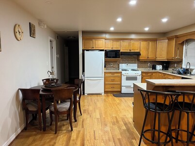 Spacious 4-Bedroom Retreat Near Presqu'ile Park