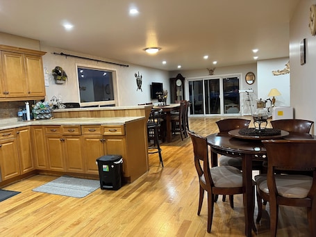 Dining. Spacious 4-Bedroom Retreat Near Presqu'ile Park